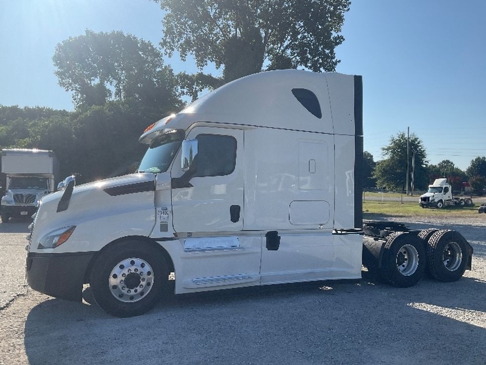 Sleeper Tractor-Heavy Duty Tractors-Freightliner-2020-T12664ST-Jackson-TN-818,910\n\t\tmiles-$ 40,750 - Image 4