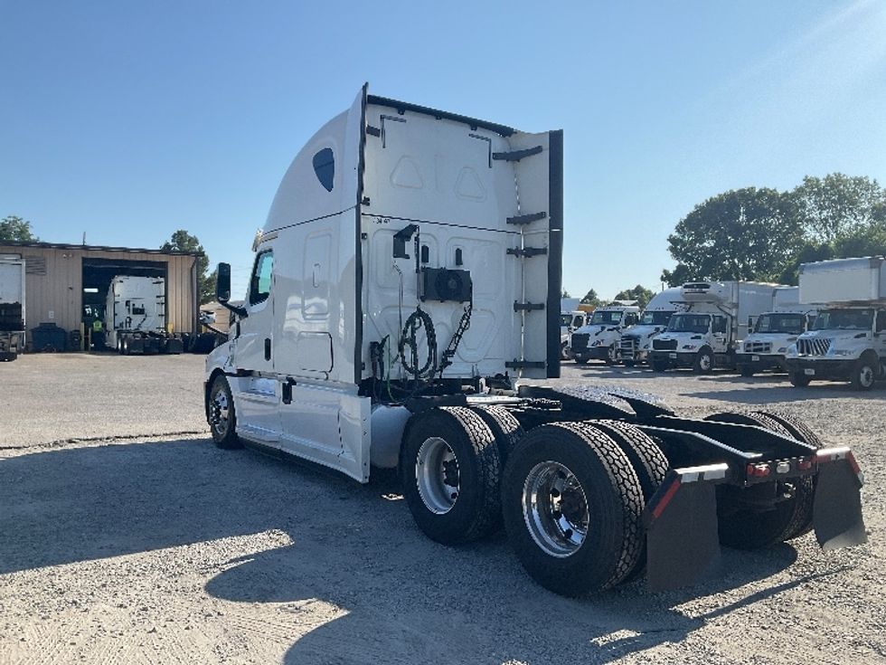 Sleeper Tractor-Heavy Duty Tractors-Freightliner-2020-T12664ST-Jackson-TN-818,910\n\t\tmiles-$ 40,750 - Image 5