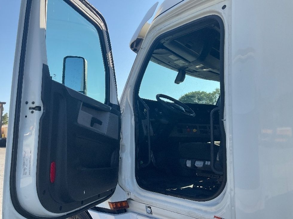 Sleeper Tractor-Heavy Duty Tractors-Freightliner-2020-T12664ST-Jackson-TN-818,910\n\t\tmiles-$ 40,750 - Image 9