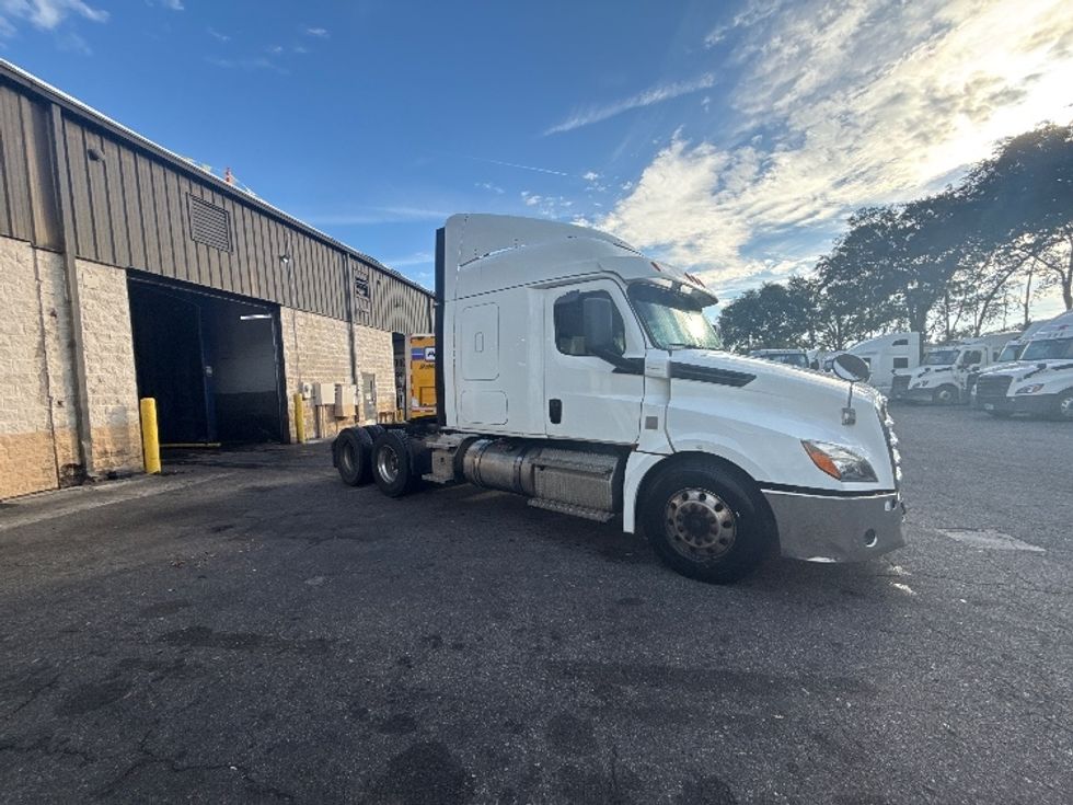 Sleeper Tractor-Heavy Duty Tractors-Freightliner-2020-T12664ST-Jacksonville-FL-307,415\n\t\tmiles-$ 74,500 - Image 1