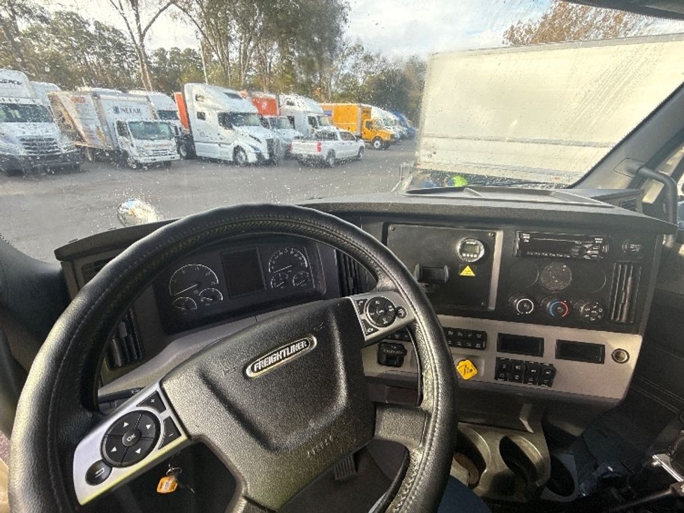 Sleeper Tractor-Heavy Duty Tractors-Freightliner-2020-T12664ST-Jacksonville-FL-307,415\n\t\tmiles-$ 74,500 - Image 11