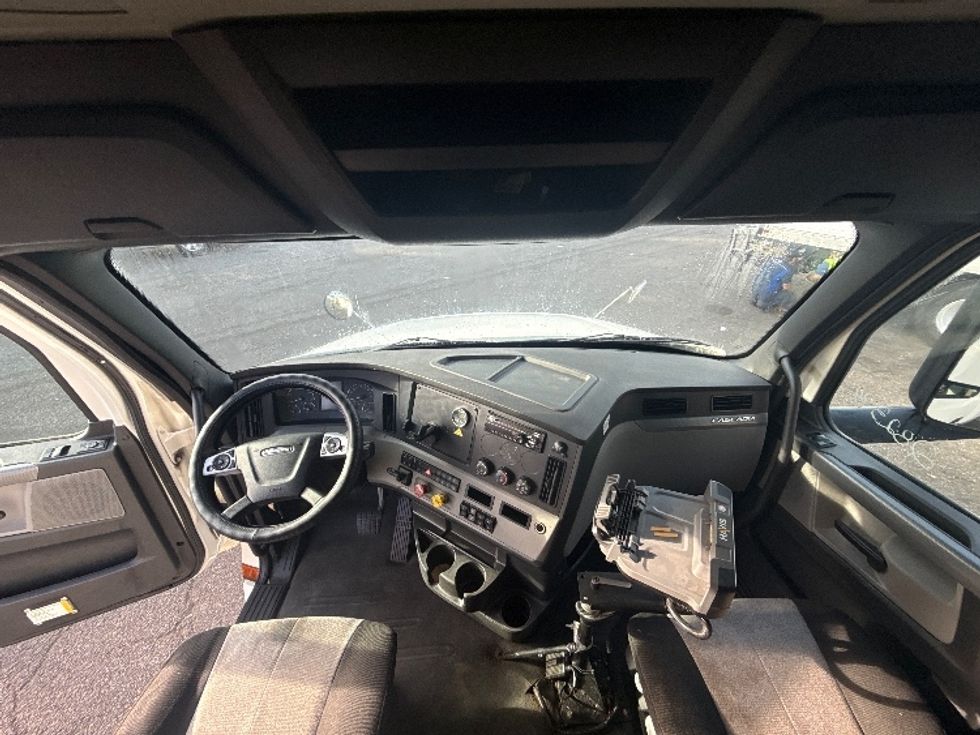 Sleeper Tractor-Heavy Duty Tractors-Freightliner-2020-T12664ST-Jacksonville-FL-307,415\n\t\tmiles-$ 74,500 - Image 12