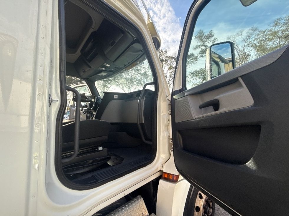 Sleeper Tractor-Heavy Duty Tractors-Freightliner-2020-T12664ST-Jacksonville-FL-307,415\n\t\tmiles-$ 74,500 - Image 13