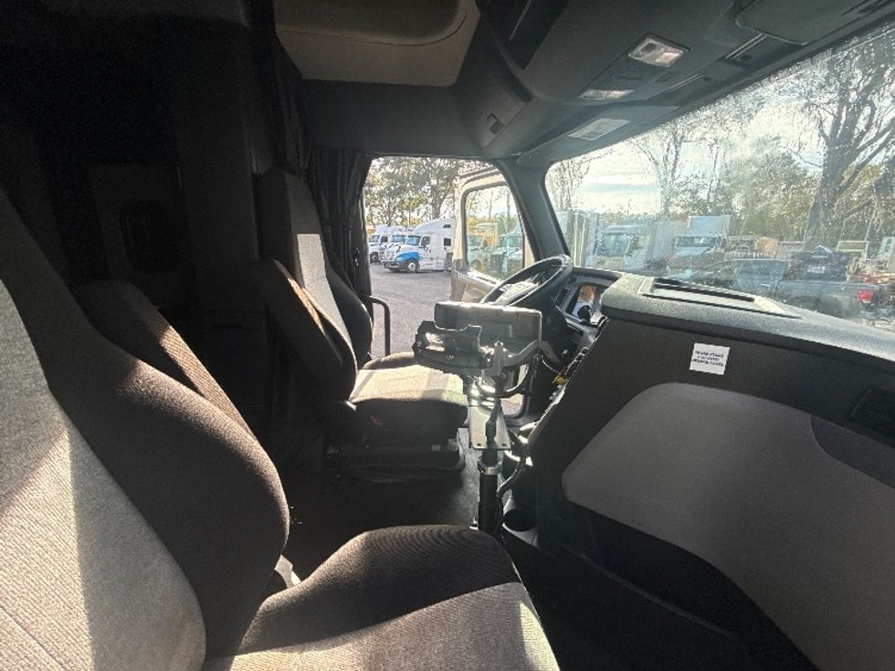 Sleeper Tractor-Heavy Duty Tractors-Freightliner-2020-T12664ST-Jacksonville-FL-307,415\n\t\tmiles-$ 74,500 - Image 15