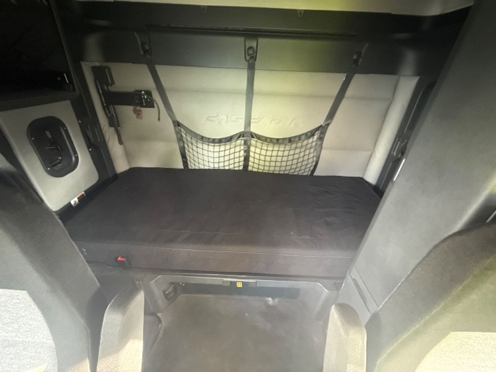 Sleeper Tractor-Heavy Duty Tractors-Freightliner-2020-T12664ST-Jacksonville-FL-307,415\n\t\tmiles-$ 74,500 - Image 16