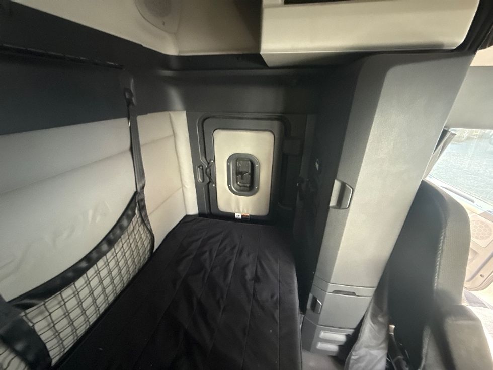 Sleeper Tractor-Heavy Duty Tractors-Freightliner-2020-T12664ST-Jacksonville-FL-307,415\n\t\tmiles-$ 74,500 - Image 18