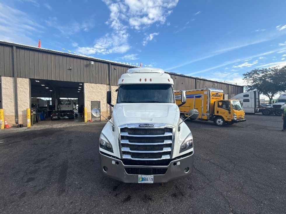 2020 Freightliner Cascadia 126" Sleeper Cab photo 2