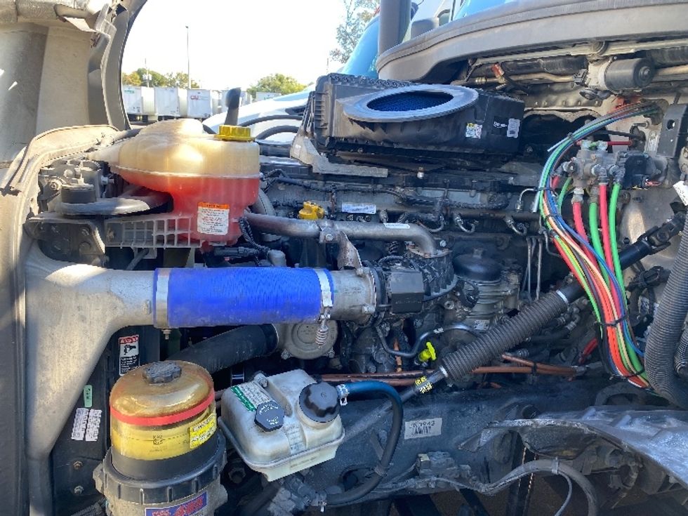 Sleeper Tractor-Heavy Duty Tractors-Freightliner-2020-T12664ST-Jacksonville-FL-307,415\n\t\tmiles-$ 74,500 - Image 20