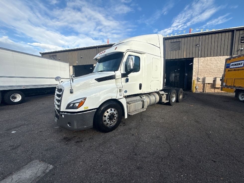 2020 Freightliner Cascadia 126" Sleeper Cab photo 3