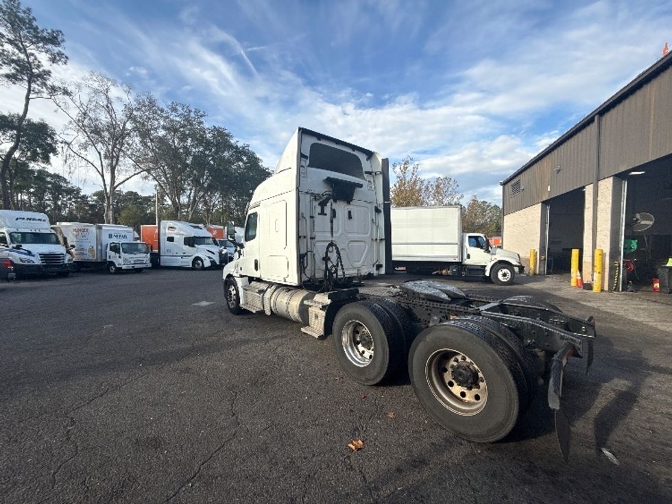 Sleeper Tractor-Heavy Duty Tractors-Freightliner-2020-T12664ST-Jacksonville-FL-307,415\n\t\tmiles-$ 74,500 - Image 5