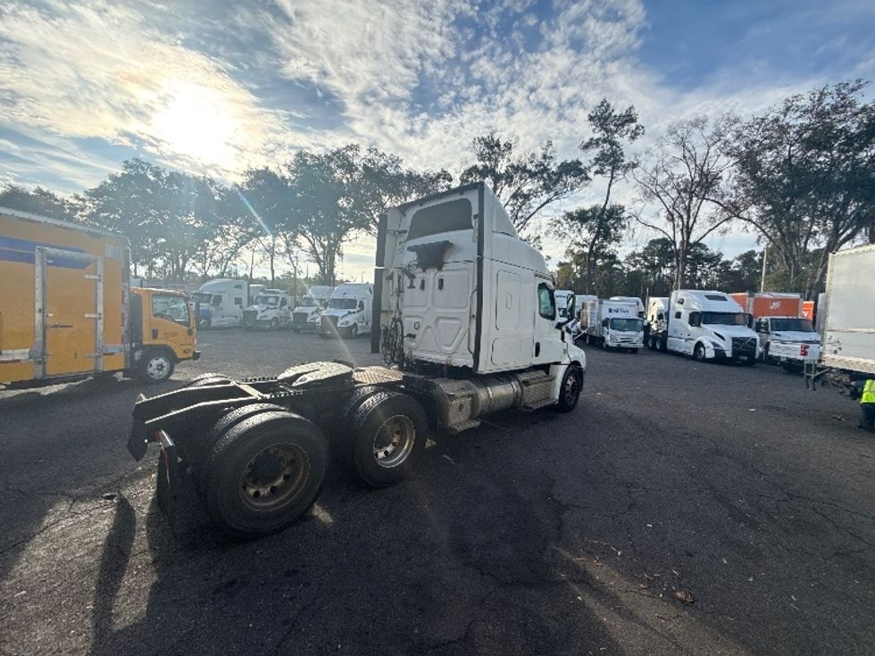 Sleeper Tractor-Heavy Duty Tractors-Freightliner-2020-T12664ST-Jacksonville-FL-307,415\n\t\tmiles-$ 74,500 - Image 7