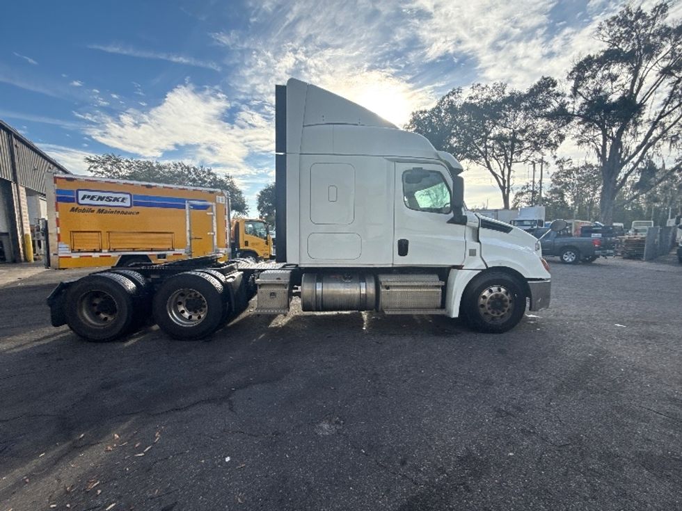Sleeper Tractor-Heavy Duty Tractors-Freightliner-2020-T12664ST-Jacksonville-FL-307,415\n\t\tmiles-$ 74,500 - Image 8