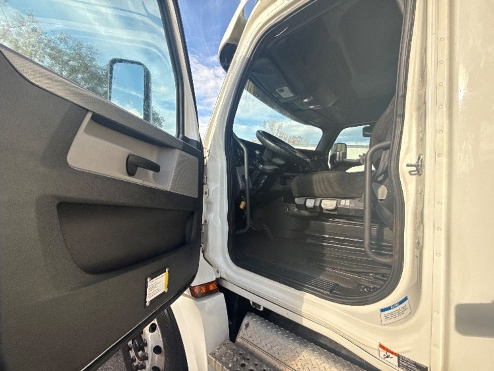 Sleeper Tractor-Heavy Duty Tractors-Freightliner-2020-T12664ST-Jacksonville-FL-307,415\n\t\tmiles-$ 74,500 - Image 9