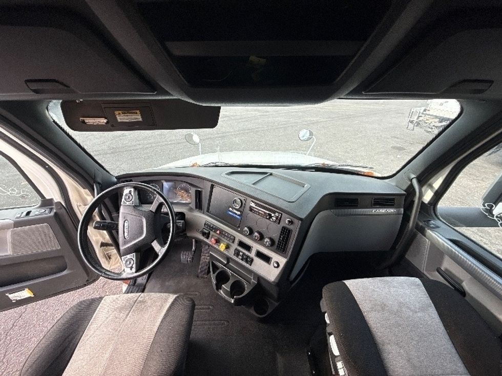 Sleeper Tractor-Heavy Duty Tractors-Freightliner-2020-T12664ST-Jacksonville-FL-469,431\n\t\tmiles-$ 63,750 - Image 12