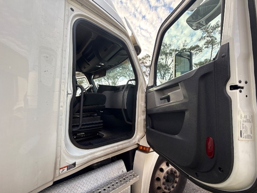 Sleeper Tractor-Heavy Duty Tractors-Freightliner-2020-T12664ST-Jacksonville-FL-469,431\n\t\tmiles-$ 63,750 - Image 13