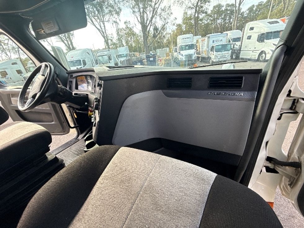 Sleeper Tractor-Heavy Duty Tractors-Freightliner-2020-T12664ST-Jacksonville-FL-469,431\n\t\tmiles-$ 63,750 - Image 14