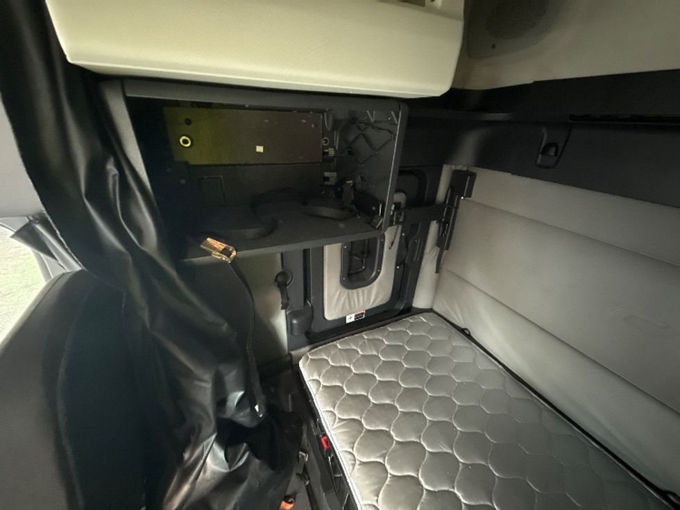 Sleeper Tractor-Heavy Duty Tractors-Freightliner-2020-T12664ST-Jacksonville-FL-469,431\n\t\tmiles-$ 63,750 - Image 19