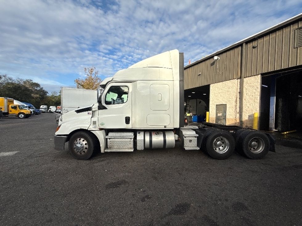 Sleeper Tractor-Heavy Duty Tractors-Freightliner-2020-T12664ST-Jacksonville-FL-469,431\n\t\tmiles-$ 63,750 - Image 4