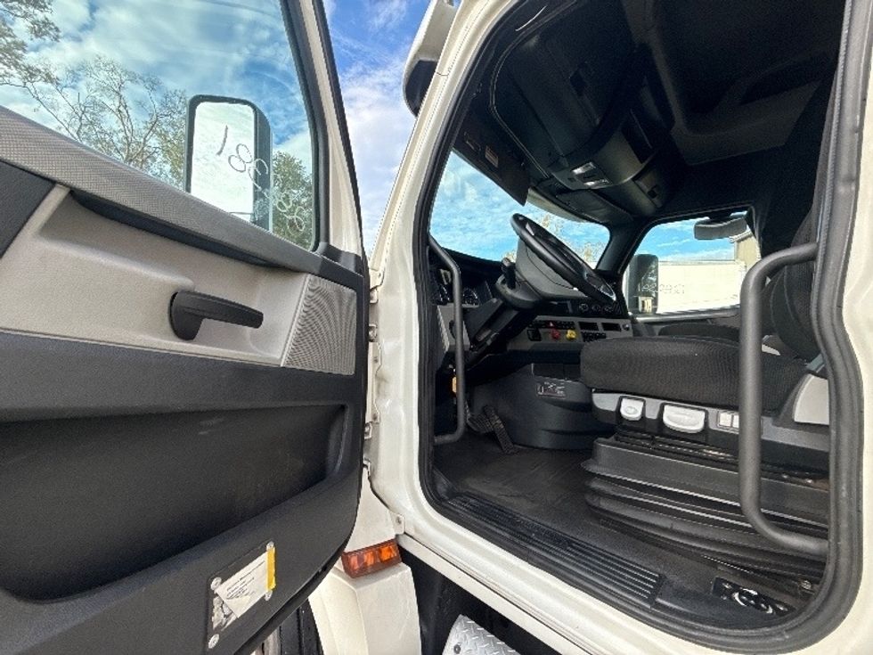 Sleeper Tractor-Heavy Duty Tractors-Freightliner-2020-T12664ST-Jacksonville-FL-469,431\n\t\tmiles-$ 63,750 - Image 9
