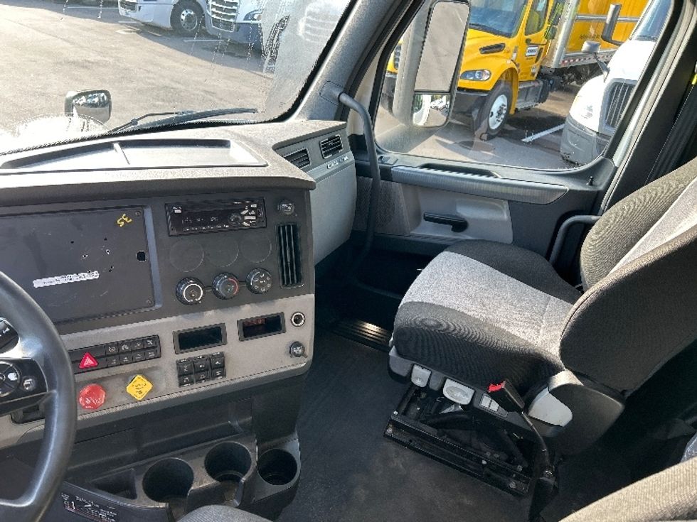 Sleeper Tractor-Heavy Duty Tractors-Freightliner-2020-T12664ST-Jacksonville-FL-499,838\n\t\tmiles-$ 59,000 - Image 12