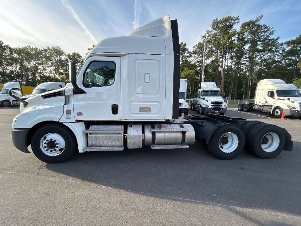 Sleeper Tractor-Heavy Duty Tractors-Freightliner-2020-T12664ST-Jacksonville-FL-499,838\n\t\tmiles-$ 59,000 - Image 4