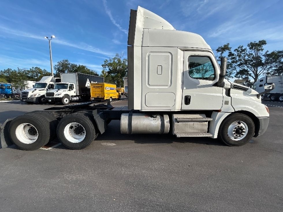 Sleeper Tractor-Heavy Duty Tractors-Freightliner-2020-T12664ST-Jacksonville-FL-499,838\n\t\tmiles-$ 59,000 - Image 8