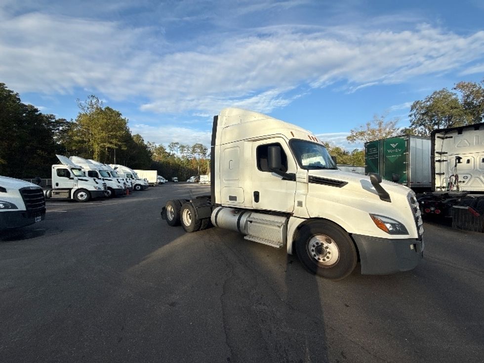 Sleeper Tractor-Heavy Duty Tractors-Freightliner-2020-T12664ST-Jacksonville-FL-521,386\n\t\tmiles-$ 54,250 - Image 1