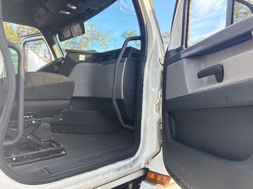 Sleeper Tractor-Heavy Duty Tractors-Freightliner-2020-T12664ST-Jacksonville-FL-521,386\n\t\tmiles-$ 54,250 - Image 13