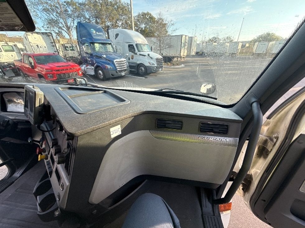 Sleeper Tractor-Heavy Duty Tractors-Freightliner-2020-T12664ST-Jacksonville-FL-521,386\n\t\tmiles-$ 54,250 - Image 14