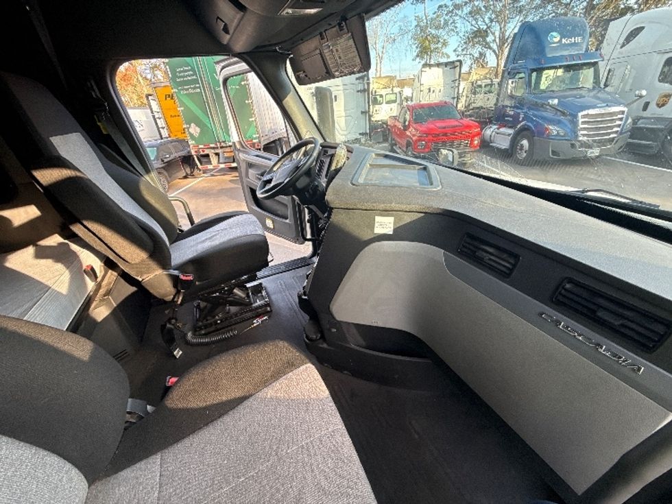 Sleeper Tractor-Heavy Duty Tractors-Freightliner-2020-T12664ST-Jacksonville-FL-521,386\n\t\tmiles-$ 54,250 - Image 15