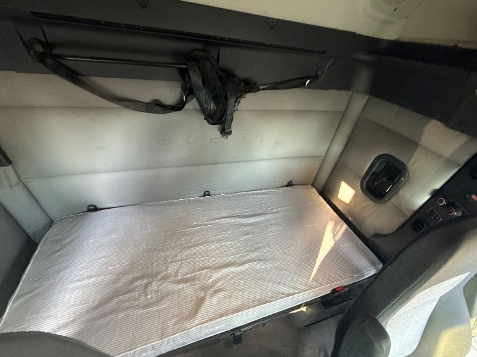 Sleeper Tractor-Heavy Duty Tractors-Freightliner-2020-T12664ST-Jacksonville-FL-521,386\n\t\tmiles-$ 54,250 - Image 17