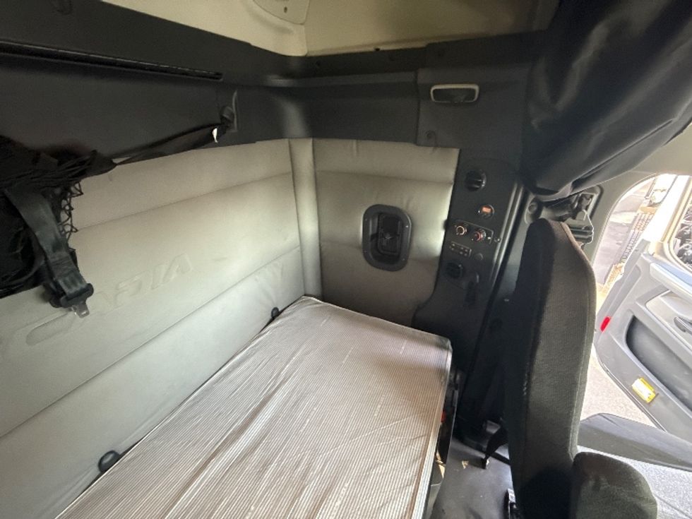 Sleeper Tractor-Heavy Duty Tractors-Freightliner-2020-T12664ST-Jacksonville-FL-521,386\n\t\tmiles-$ 54,250 - Image 18