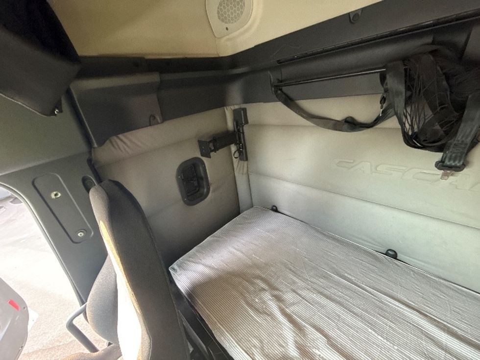 Sleeper Tractor-Heavy Duty Tractors-Freightliner-2020-T12664ST-Jacksonville-FL-521,386\n\t\tmiles-$ 54,250 - Image 19