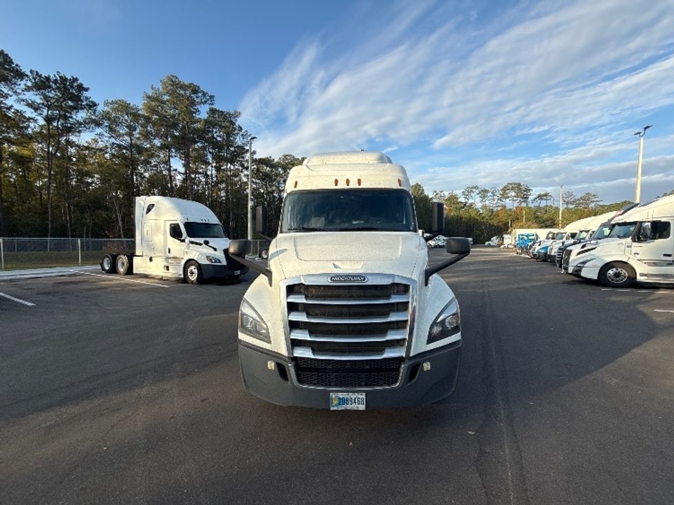 Sleeper Tractor-Heavy Duty Tractors-Freightliner-2020-T12664ST-Jacksonville-FL-521,386\n\t\tmiles-$ 54,250 - Image 2