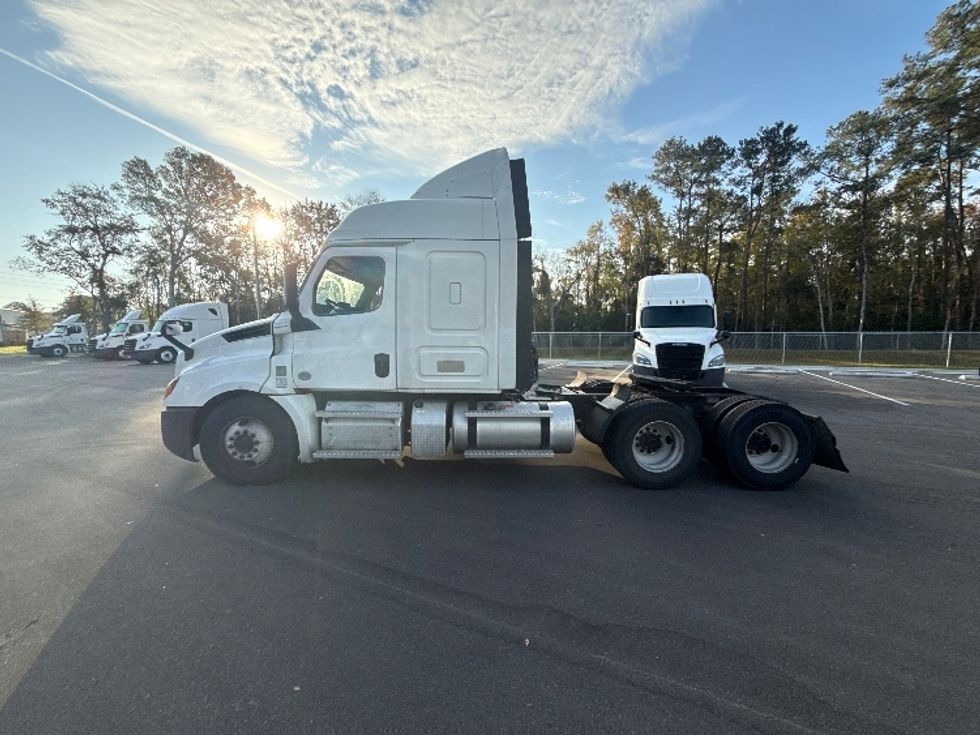 Sleeper Tractor-Heavy Duty Tractors-Freightliner-2020-T12664ST-Jacksonville-FL-521,386\n\t\tmiles-$ 54,250 - Image 4