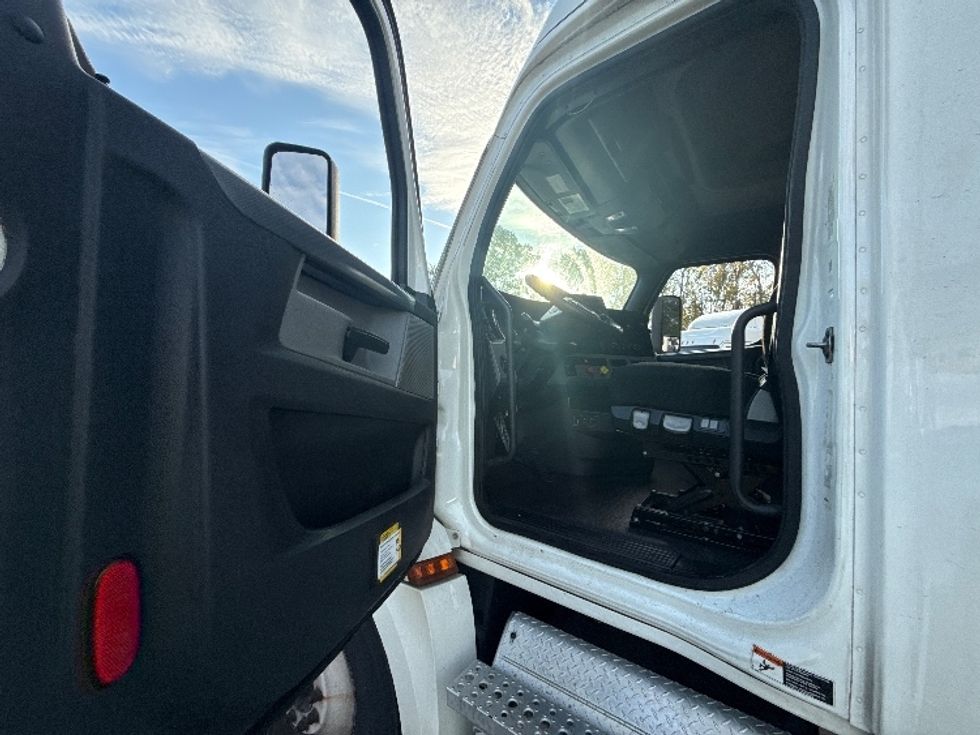 Sleeper Tractor-Heavy Duty Tractors-Freightliner-2020-T12664ST-Jacksonville-FL-521,386\n\t\tmiles-$ 54,250 - Image 9