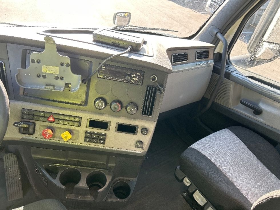 Sleeper Tractor-Heavy Duty Tractors-Freightliner-2020-T12664ST-Jacksonville-FL-544,087\n\t\tmiles-$ 54,000 - Image 12