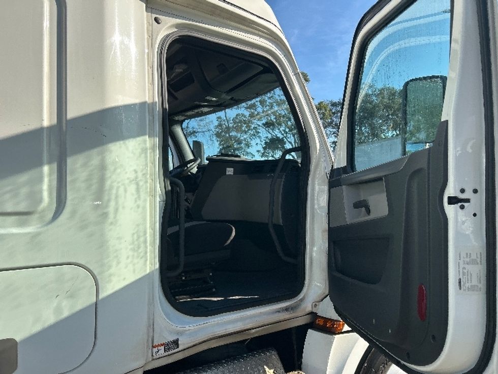 Sleeper Tractor-Heavy Duty Tractors-Freightliner-2020-T12664ST-Jacksonville-FL-544,087\n\t\tmiles-$ 54,000 - Image 13