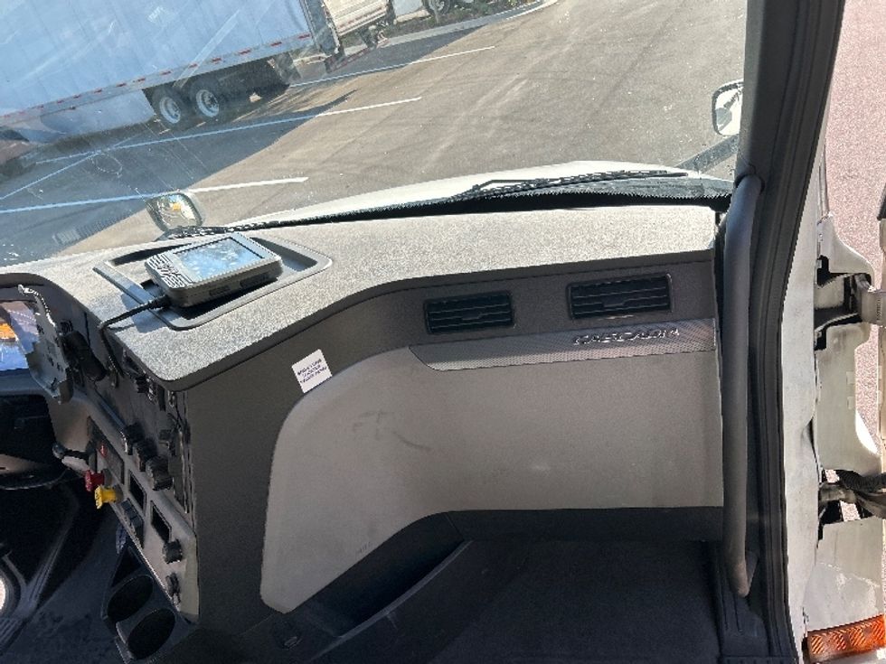 Sleeper Tractor-Heavy Duty Tractors-Freightliner-2020-T12664ST-Jacksonville-FL-544,087\n\t\tmiles-$ 54,000 - Image 14