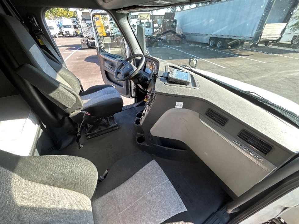 Sleeper Tractor-Heavy Duty Tractors-Freightliner-2020-T12664ST-Jacksonville-FL-544,087\n\t\tmiles-$ 54,000 - Image 15