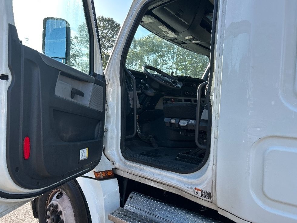 Sleeper Tractor-Heavy Duty Tractors-Freightliner-2020-T12664ST-Jacksonville-FL-544,087\n\t\tmiles-$ 54,000 - Image 9