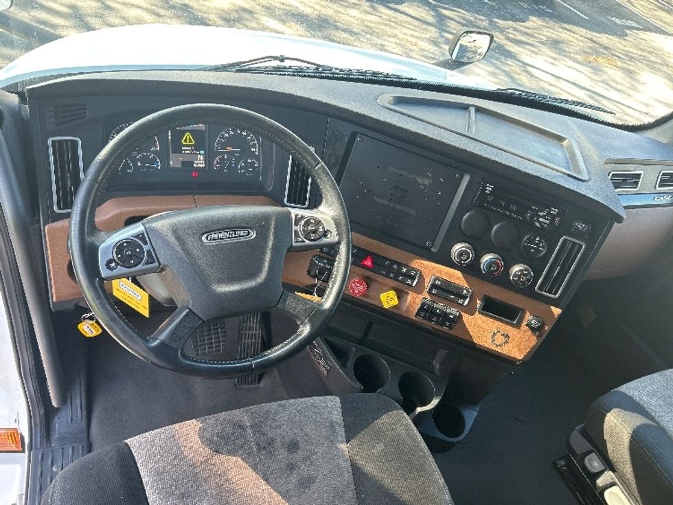 Sleeper Tractor-Heavy Duty Tractors-Freightliner-2020-T12664ST-Jacksonville-FL-582,681\n\t\tmiles-$ 58,000 - Image 11