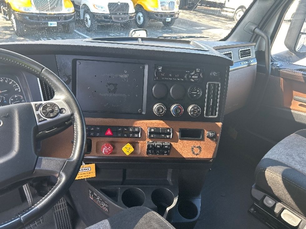 Sleeper Tractor-Heavy Duty Tractors-Freightliner-2020-T12664ST-Jacksonville-FL-582,681\n\t\tmiles-$ 58,000 - Image 12