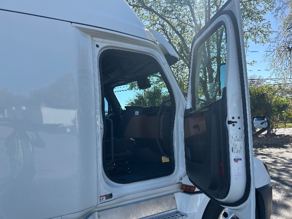 Sleeper Tractor-Heavy Duty Tractors-Freightliner-2020-T12664ST-Jacksonville-FL-582,681\n\t\tmiles-$ 58,000 - Image 13