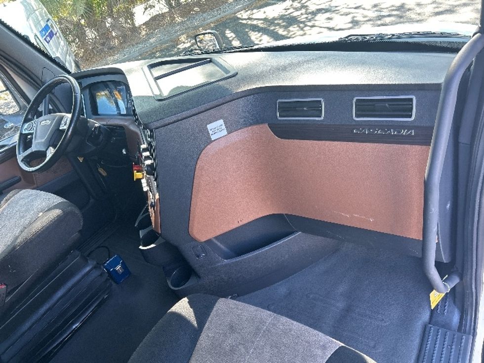 Sleeper Tractor-Heavy Duty Tractors-Freightliner-2020-T12664ST-Jacksonville-FL-582,681\n\t\tmiles-$ 58,000 - Image 14