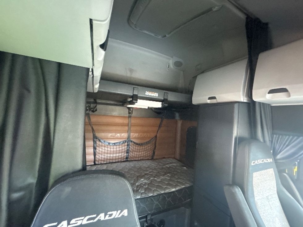 Sleeper Tractor-Heavy Duty Tractors-Freightliner-2020-T12664ST-Jacksonville-FL-582,681\n\t\tmiles-$ 58,000 - Image 16