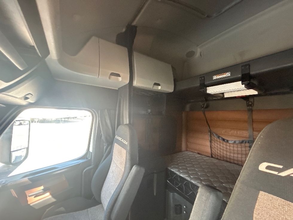 Sleeper Tractor-Heavy Duty Tractors-Freightliner-2020-T12664ST-Jacksonville-FL-582,681\n\t\tmiles-$ 58,000 - Image 19