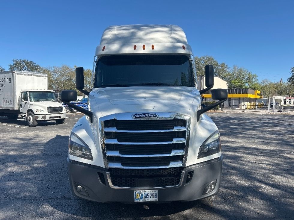 Sleeper Tractor-Heavy Duty Tractors-Freightliner-2020-T12664ST-Jacksonville-FL-582,681\n\t\tmiles-$ 58,000 - Image 2