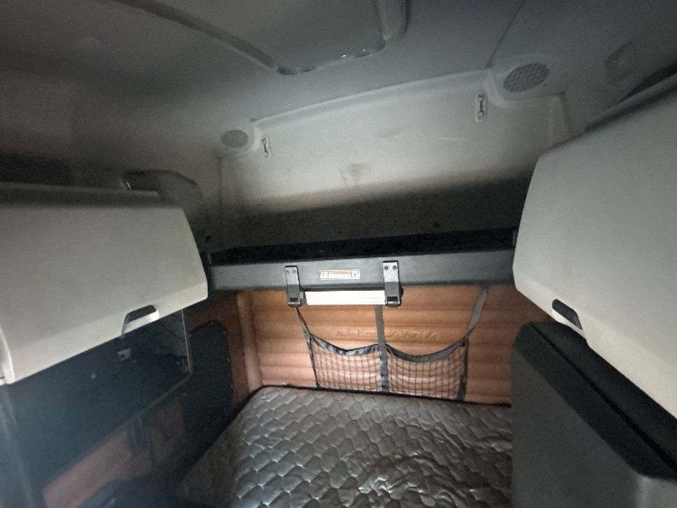 Sleeper Tractor-Heavy Duty Tractors-Freightliner-2020-T12664ST-Jacksonville-FL-582,681\n\t\tmiles-$ 58,000 - Image 22