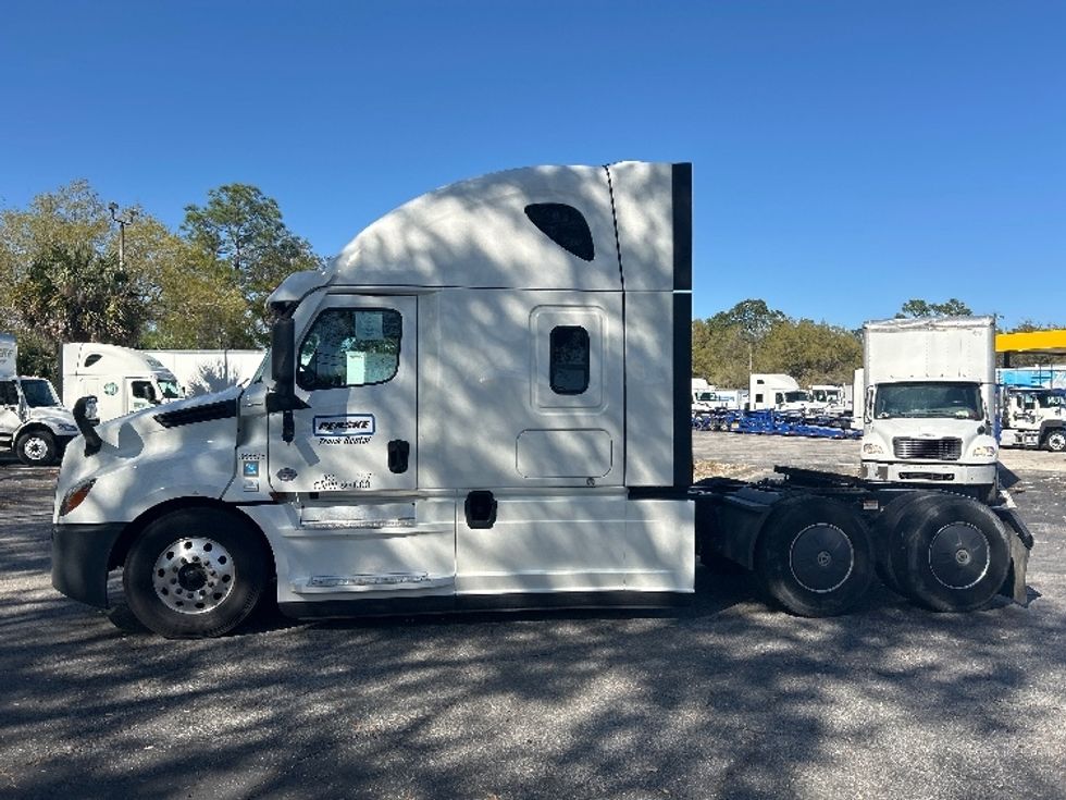 Sleeper Tractor-Heavy Duty Tractors-Freightliner-2020-T12664ST-Jacksonville-FL-582,681\n\t\tmiles-$ 58,000 - Image 4